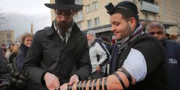 Jüdisches Leben In Berlin Was Die Kleidungsstücke Der Orthodoxen Juden