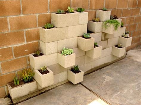 También comentar que la jardinera. Una jardinera hecha con bloques de hormigón