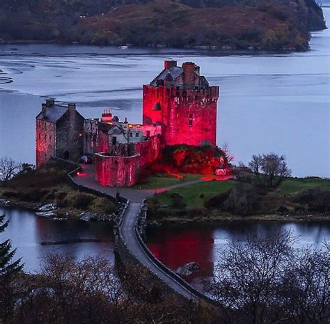 Castles Of Scotland On Instagram Eilean Donan Castle Illuminates In