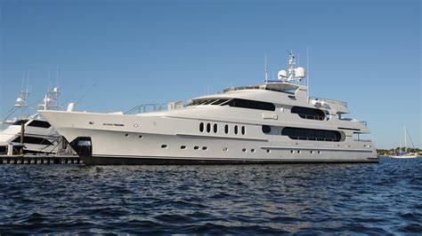 Tiger Woods Luxury Yacht Privacy Smaller Than Others At Bahamas Dock