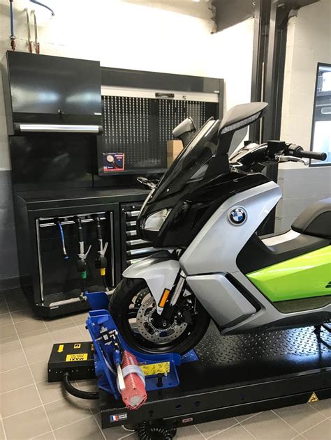 Doté d'un outillage de pointe, il en 2016, pelras crée le poste de service manager, un poste inédit au sein du réseau bmw. Atelier BMW Moto CO2 Velizy - LK Distribution