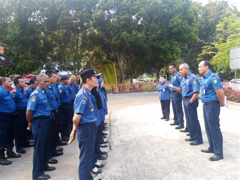 Hari pertama lia di desa itu, cukup jauh perjalanan yang dia tempuh dari kota malang,angkutan umum pun jarang sekali ada d desa ini,lia diantar oleh deny menuju puskesmas untuk berkenalan dengan pegawai yang lain dan kemudian menuju ke rumah dinasnya yang berada cukup jauh dari puskesmas. GIAT DAMKAR HARI INI APEL RUTIN SENIN DI DINAS PEMADAM ...