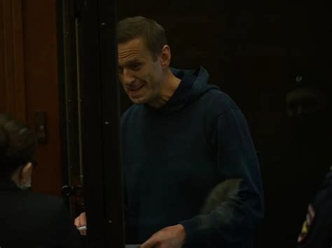 Новый суд над алексеем навальным назначен на 5 февраля 2021 года, на 10 утра. Навальный в суде назвал свою профессию - МК