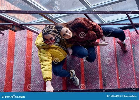 Deux Jeunes Filles Magnifiques En Haut De L Escalier Adolescents Modernes Jeune Homme Coquin