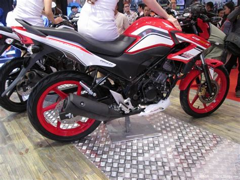 It is offered in 4 exciting paint schemes and it is expected to be launched in india soon. 2014 Honda CB 150R Facelift Revealed- Will It Come To India?