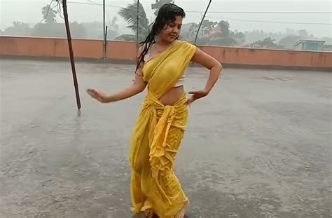 WATCH Girl Did A Bo Ld Dance On The Song Tip Tip Barsa Pani Fans Went Crazy After Watching