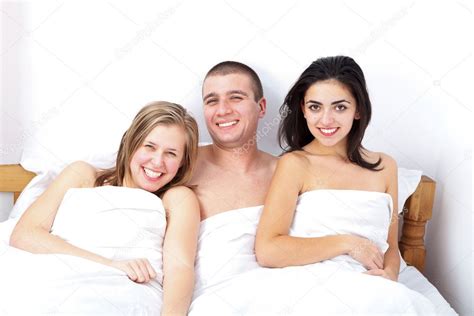 Un hombre con dos chicas calientes fotografía de stock Lighthunter Depositphotos