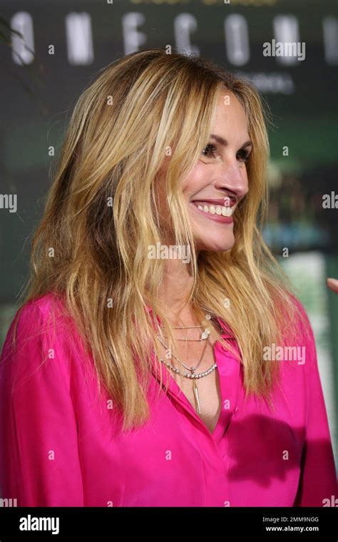Cast Member Julia Roberts Arrives At The Los Angeles Premiere Of Amazon