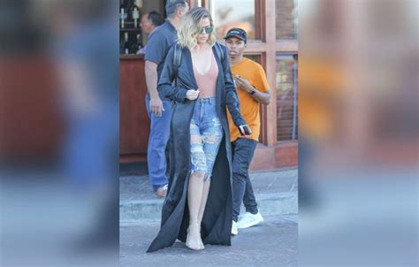 Khloe Kardashian Goes Braless Flaunts Curves In Tight Jeans
