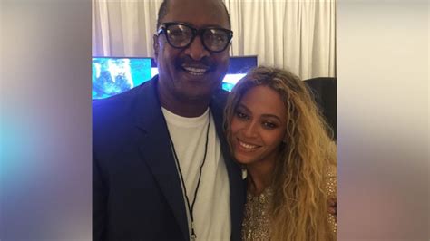 beyonce has proud dad moment with father mathew knowles abc news