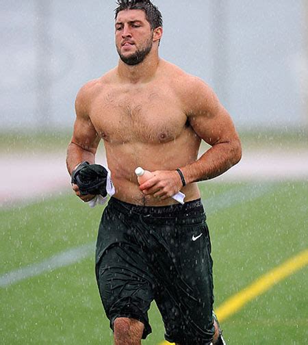 Maybe It S Just Me Tim Tebow S Teammates Tease Him For Running Shirtless In The Rain