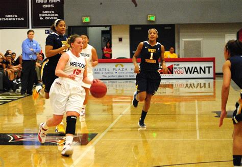 Womens Basketball Matadors Cant Stop Santa Claras 3 Pointer Rain The Sundial