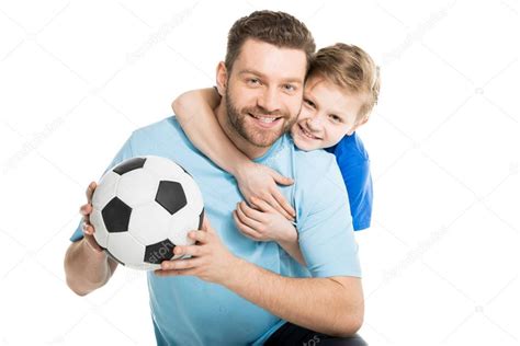 Padre E Hijo Posando Con El Balón De Fútbol — Fotos De