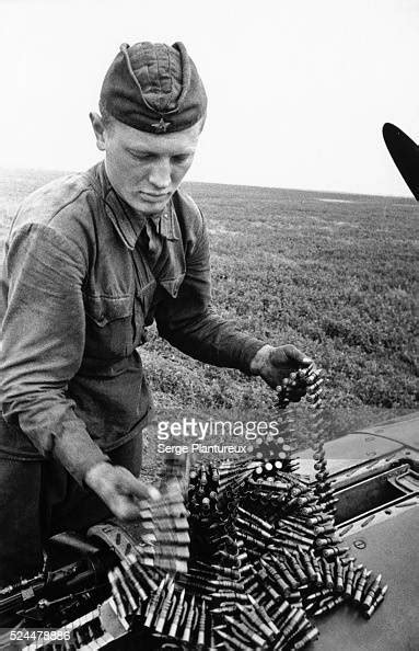 A Soviet World War Ii Gunner Loads Ammunition News Photo Getty Images