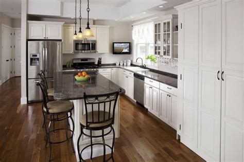 You don't need a whole lot of space for your dream kitchen. 10X10 Kitchen Layout | WHite L-shaped Kitchen Design with ...