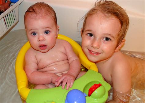 How to bathe a newborn. The Journey of Parenthood...: Brittlynn's Bath Seat