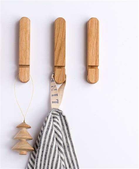 Haken badezimmer zubehor produkte aliseo. Schmale Wandhaken aus Holz von Hübsch Interior, 2er Set ...