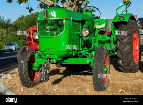 Vieux Tracteurs Hi Res Stock Photography And Images Alamy