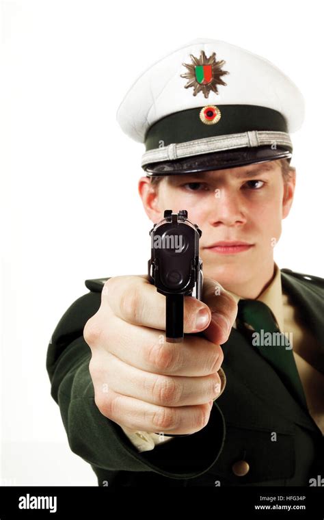 Joven Oficial De Policía Apuntando Pistola Fotografía De Stock Alamy