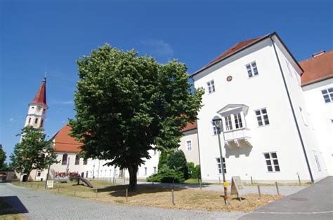The picturesque backdrop of the medieval town center is perfect for a stroll, the extensive shopping facilities attract to a shopping spree and also for sports enthusiasts, there are many opportunities for attractive recreational. Kloster Ranshofen in Braunau am Inn
