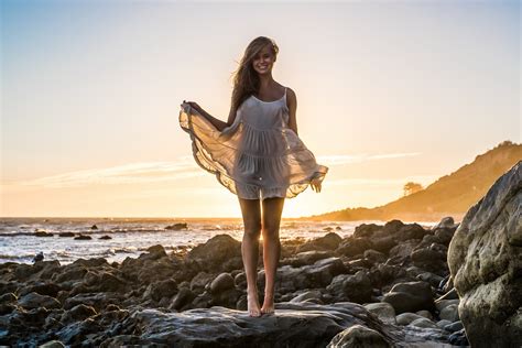 デスクトップ壁紙 日光 屋外の女性 モデル 日没 岩 砂 座っている ビーチ 朝 美しさ 海洋 波 材料 画像