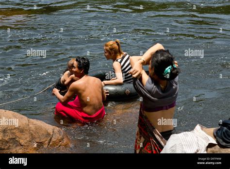 girl bathing in a creek banque de photographies et d images à haute résolution alamy