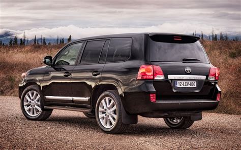 2013 Toyota Land Cruiser Refreshed Receives More Standard Equipment