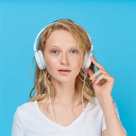 Premium Photo Closeup Portrait Of Young Woman Listening Music Via