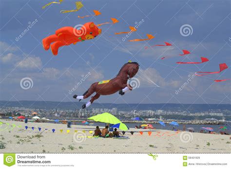 Los juegos tradicionales son aquellas manifestaciones lúdicas o juegos que por lo general se transmiten de generación en generación; Big flying animals kites editorial stock image. Image of ...
