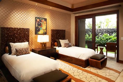 Hawaiian themed living rooms are fun and relaxing. Hawaiian Home Design: Classical Warmth by Willman Interiors