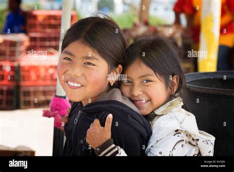 Ecuador Kinder Zwei Jungen Indigenen Ecuadorianischen Mädchen Im Alter Von 8 10 Jahren