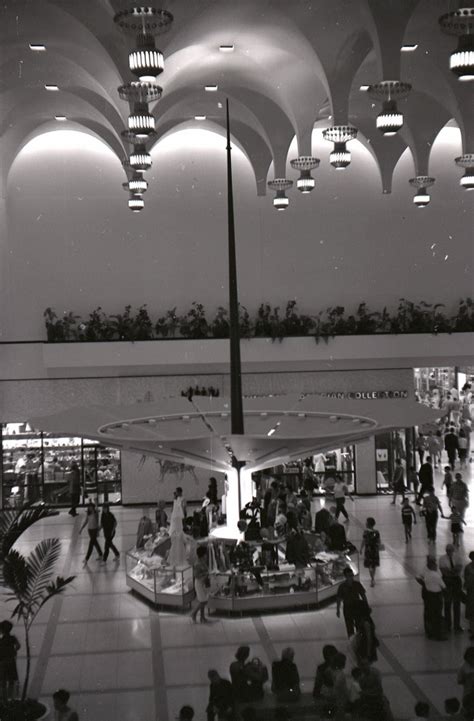 Yorkdale shopping centre is toronto's first of its kind and was the world's largest shopping mall at the time of opening, while toronto eaton centre is the most visited shopping mall in north america. Yorkdale Shopping Centre Opened as World's Largest Enclosed Shopping Mall | North York ...