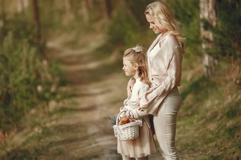 Elegante Madre Con Hija En Un Bosque De Verano Foto Gratis
