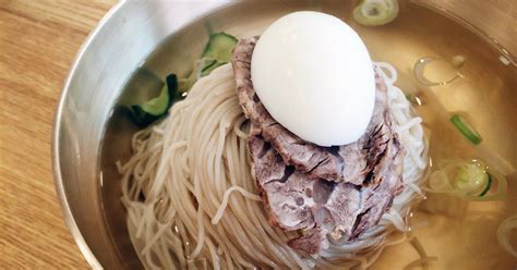 Pyongyang naengmyeon is served in a cool, mild beef broth and garnished with thin slices of meat and vegetables. 7 Makanan Khas Korea Utara | Artikel Unik