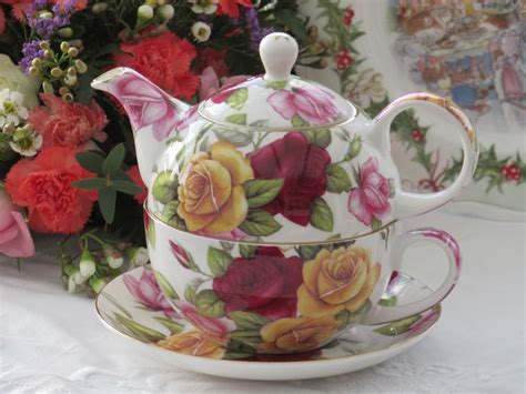 Beautiful Stackable Teapot And Tea Cup Set With Lavish Rose Pattern
