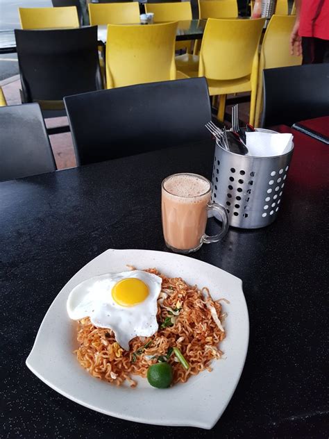 The image depicts maggi which is fried with milo, hence getting even coatings of chocolate all over. 青蛙生活点滴 Froggy's Bits of Life: 炒快熟面加蛋 Maggie Goreng Telur ...