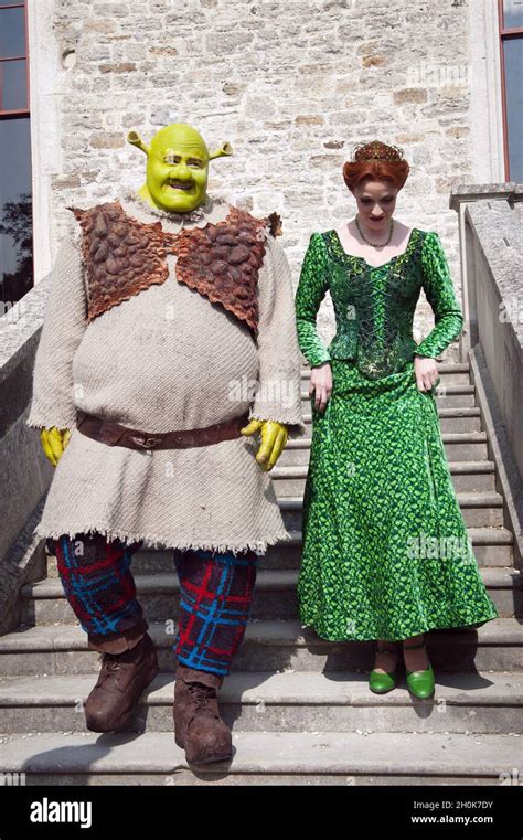 Shrek Y La Princesa Fiona Salen Del Castillo De Lulworth En Camp