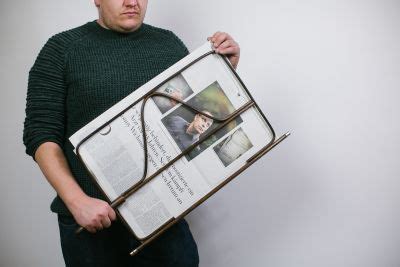 Natürliche materialien, zusammengefügt zu einem schlichten, zeitlosen design: Wiener Zeitungshalter Thomas Poganitsch Braun 60 cm | B 32 ...