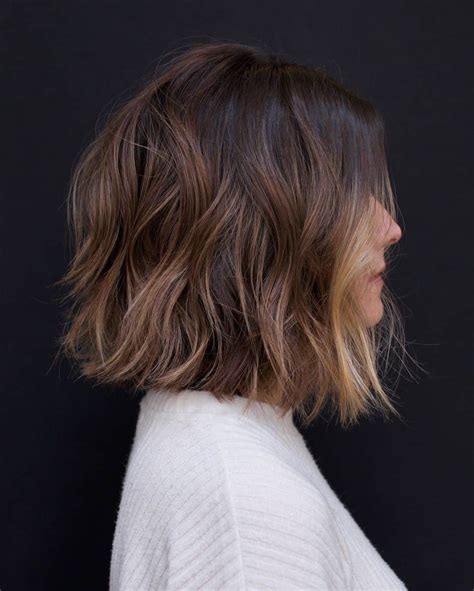 Balayage that adds natural movement to the hair is also among the 2020 women's hairstyles and colors, those who like dark hair can give a chance to intense, warm and bright chestnut color in 2020. صبغات شعر للبشرة الحنطية عليك رؤيتها - مجلة عروس