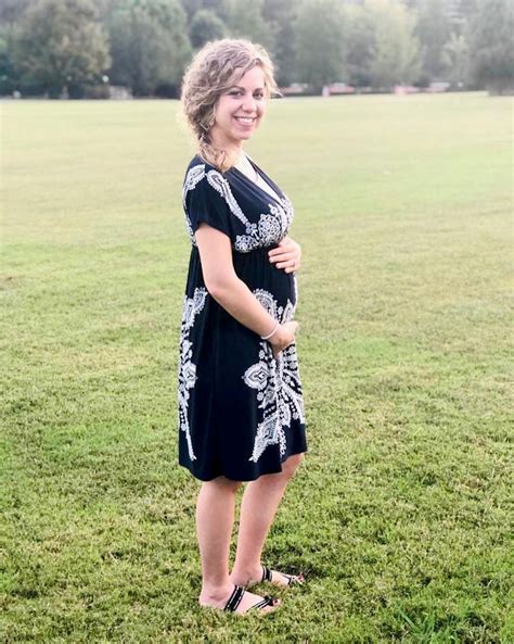 Abbie Duggar Cradles 25 Week Baby Bump In New Maternity Pics So