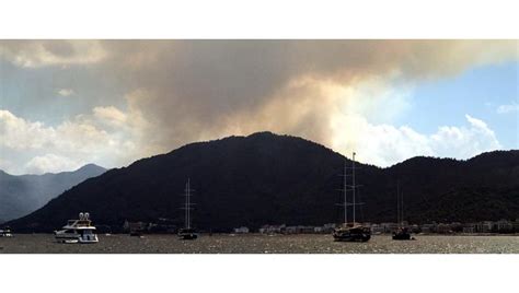 Marmaris ile i̇çmeler kara yolu üzerindeki pamucak mevkisinde, orman alanında henüz belirlenemeyen nedenle yangın çıktı. Marmaris'te orman yangını | NTV