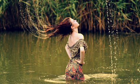 Девушка в платье у воды фото