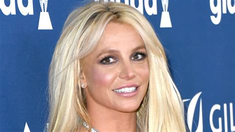 Britney Spears Nearly Suffers A Nsfw Wardrobe Malfunction As She Yanks