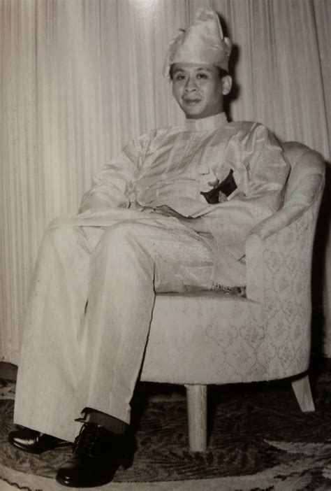 Berkahwin dengan kdymm sultan badlishah ibni almarhum sultan abdul hamid halim shah pada tahun 1924 di balai besar, alor star. WARISAN RAJA & PERMAISURI MELAYU: Raja Muda Kedah Tunku ...