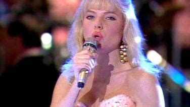 Womack inizialmente pianificò una carriera nel canto e rappresentò il regno unito all'eurovision song contest. Picture of Samantha Womack