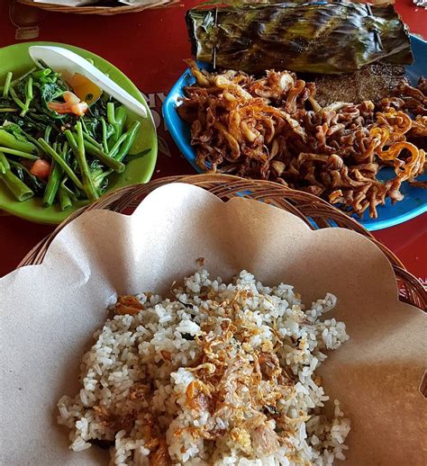 Nasi tutug oncom merupakan penganan khas urang sunda yang terbuat dari nasi putih yang diaduk dengan oncom goreng atau bakar. 5 Makanan Tasikmalaya yang Unik dan Nikmat • Agenda Indonesia