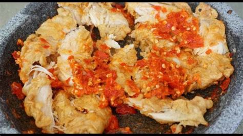 Jika pada awal kemunculannya, ayam geprek disajikan dengan sambal korek yang nampol pedasnya, kini makin banyak varian resep yang tersedia. Info Top Resep Ayam Geprek Sambal Pedas