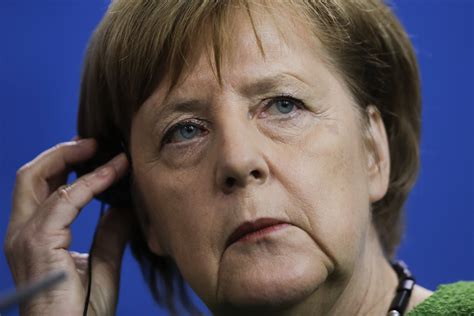 Germanys Merkel Offers Juncker Solidarity In Hungary Spat