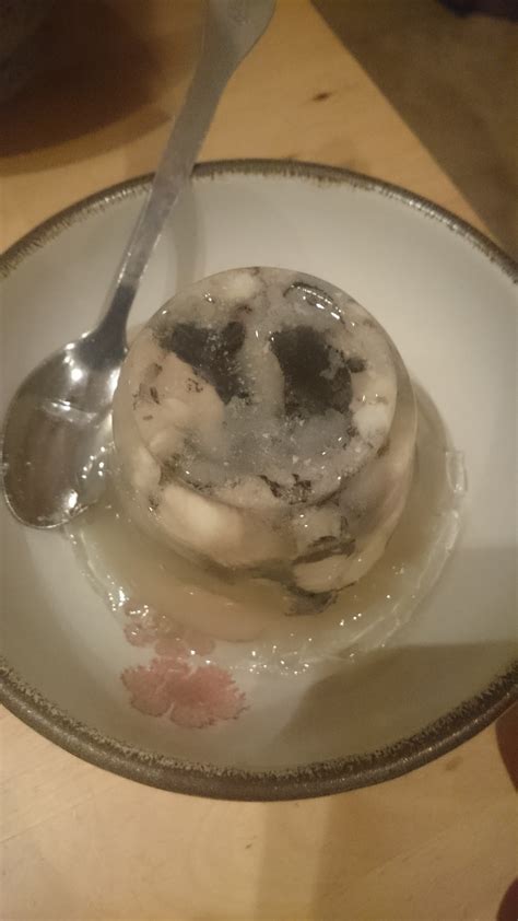 Jellied eels ）または ウナギの 煮こごり （ウナギのにこごり）は、 18世紀 に生まれた伝統的な イギリス料理 である。 特に ロンドン の イーストエンド の名物として知られる。 うなぎのゼリーを食べてみた