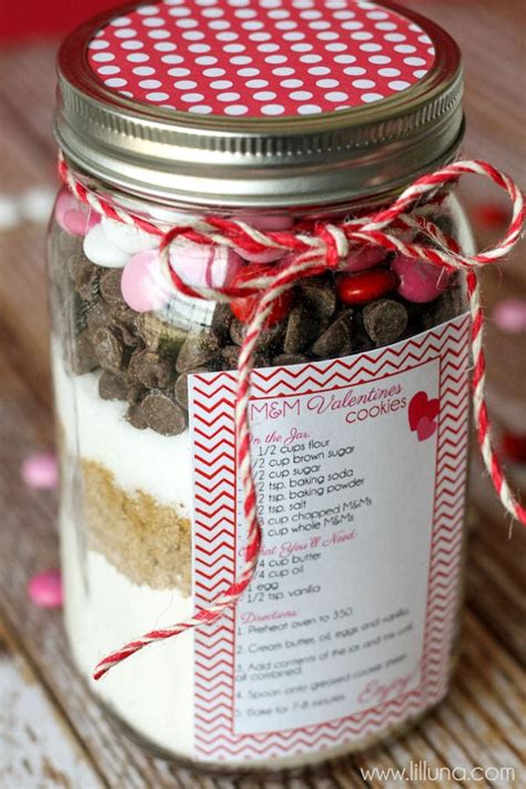 Easy valentine's day gift idea with mason jars. Valentine's Cookie Jar Gift
